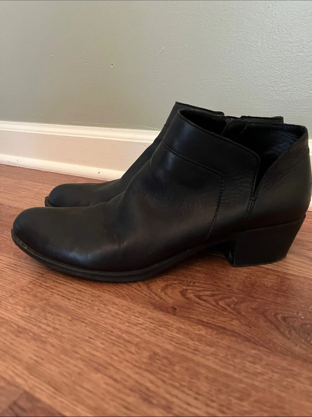 Lucky Brand women’s Black Leather Ankle Booties